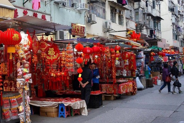 홍콩에서는 설을 맞아 붉은색으로 집안을 장식한다. 풍수 상 붉은색은 귀신을 쫓고 재물을 가져다준다는 속설이 있다.