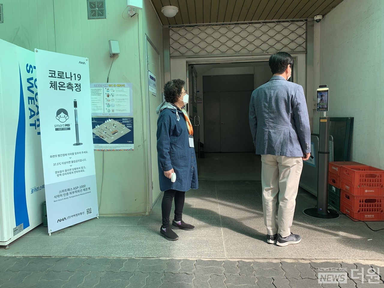 2일 서울 종로구청에 마련된 사전투표소 입구에서 한 시민이 코로나19 체온측정을 하고 있다./사진=남유진 기자