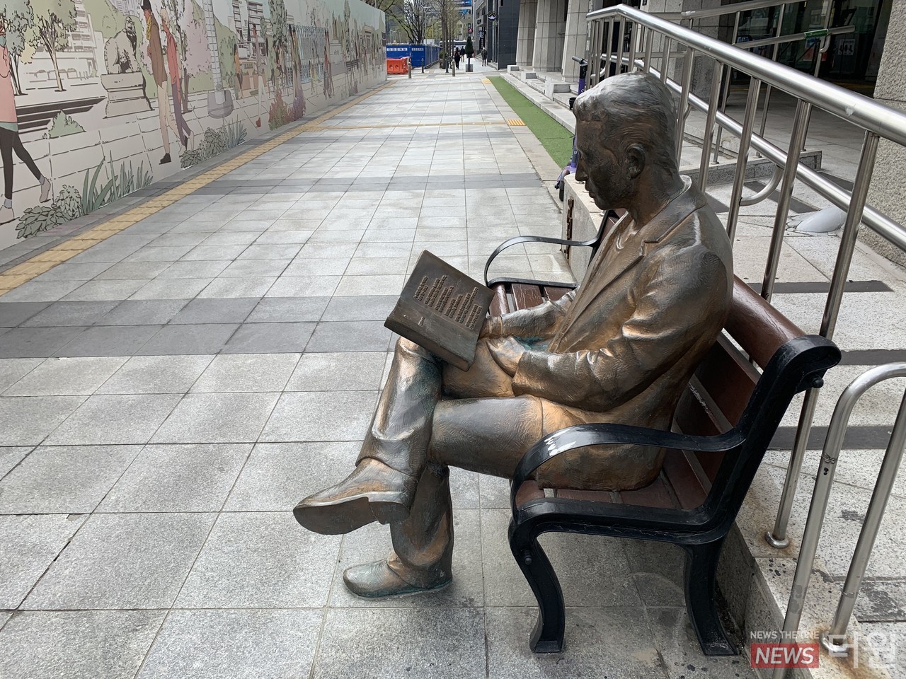 세종문화예술회관 앞 동상 ‘책 읽는 남자’/사진=남유진 기자