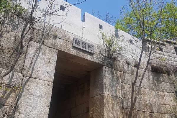 보국문은 북한산성 14개 문 중 하나로 숙종 때 건립되었다.