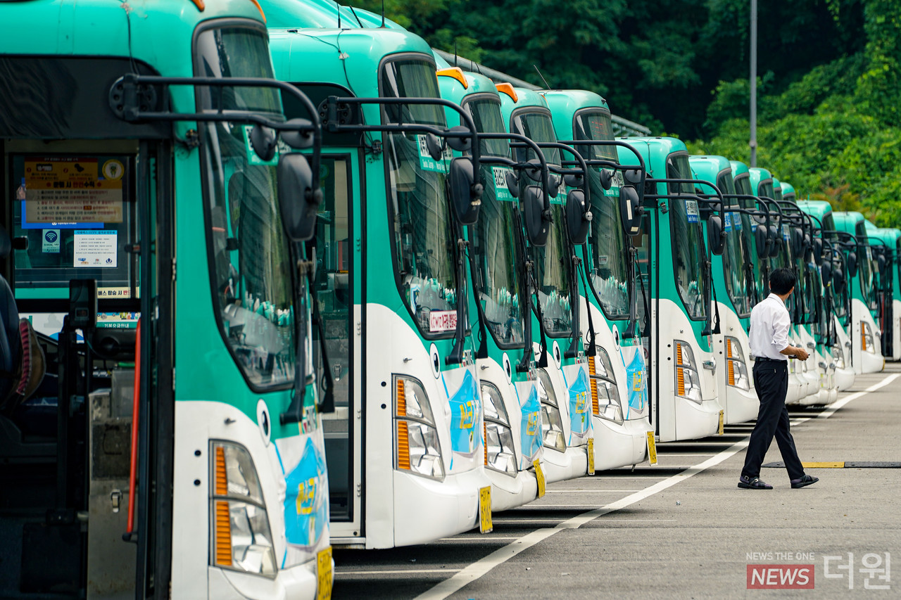 13일 수원시 영통구에 위치한 동부버스공영차고지에 시내버스들이 늘어서 있다. ⓒ이건승 인턴기자