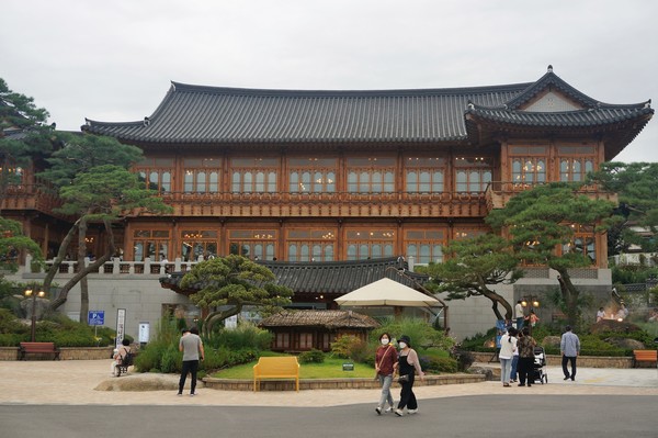 한옥과 소나무의 멋진 어우러짐. 혜경궁 베이커리는 한국식 문화공간이다.