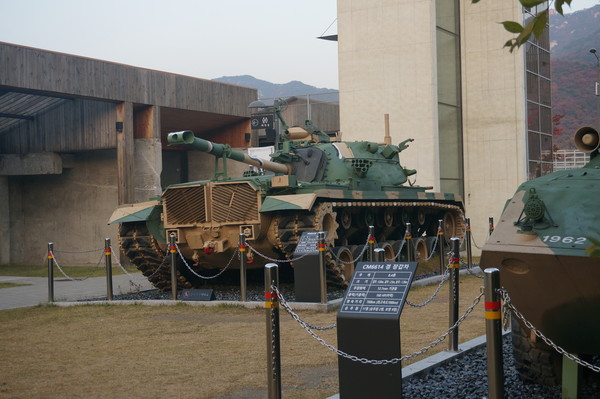 도봉시민아파트 1층은 육중한 탱크가 여러 대 자리 잡고 있었던 대전차기지였다.