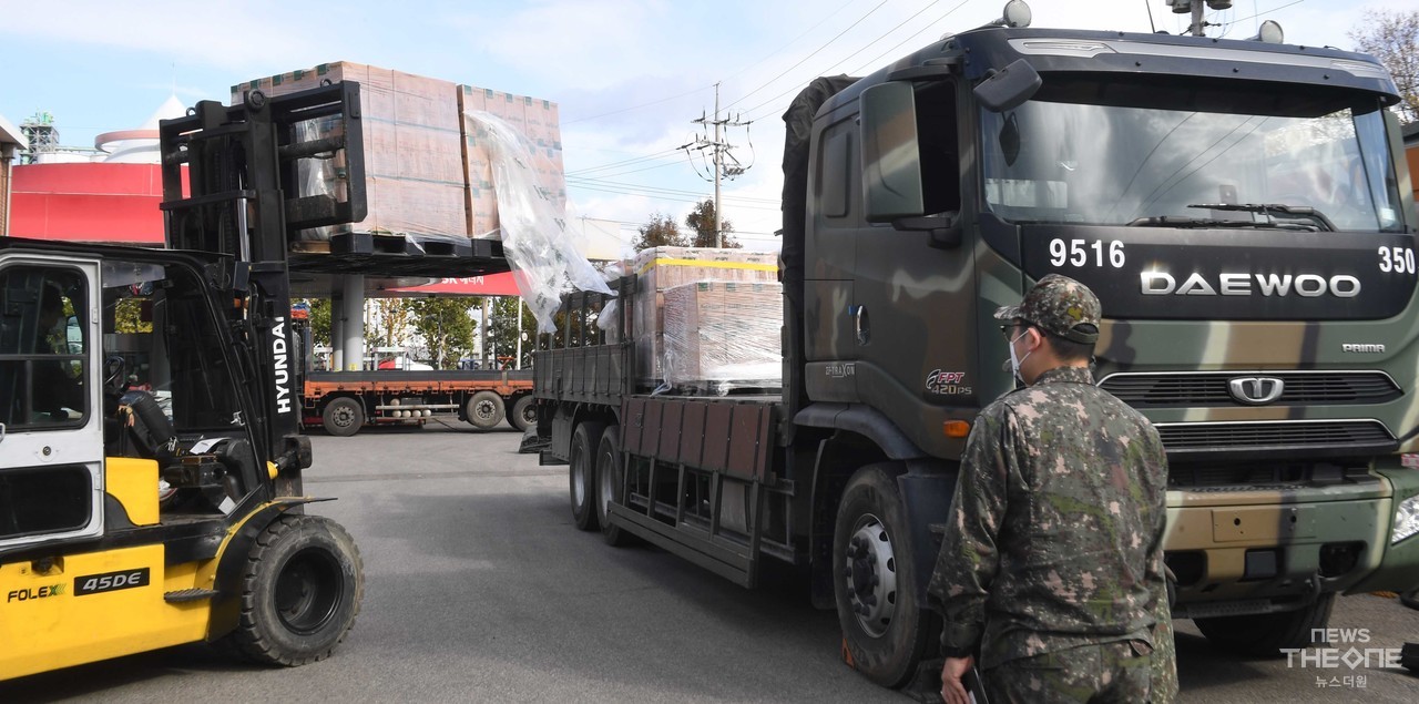 군 비축용 요소수를 민간에 대여한 11일 오전 인천시 중구 한 주유소에서 관계자가 군 트럭에서 군 비축용 요소수를 옮기고 있다. ⓒ임순석 기자