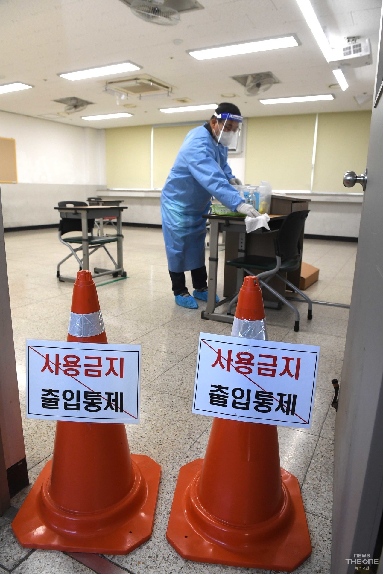 15일 오전 인천 해송고등학교에 마련된 별도시험장에서 방역담당교사가 소독을 하고 있다. ⓒ임순석 기자