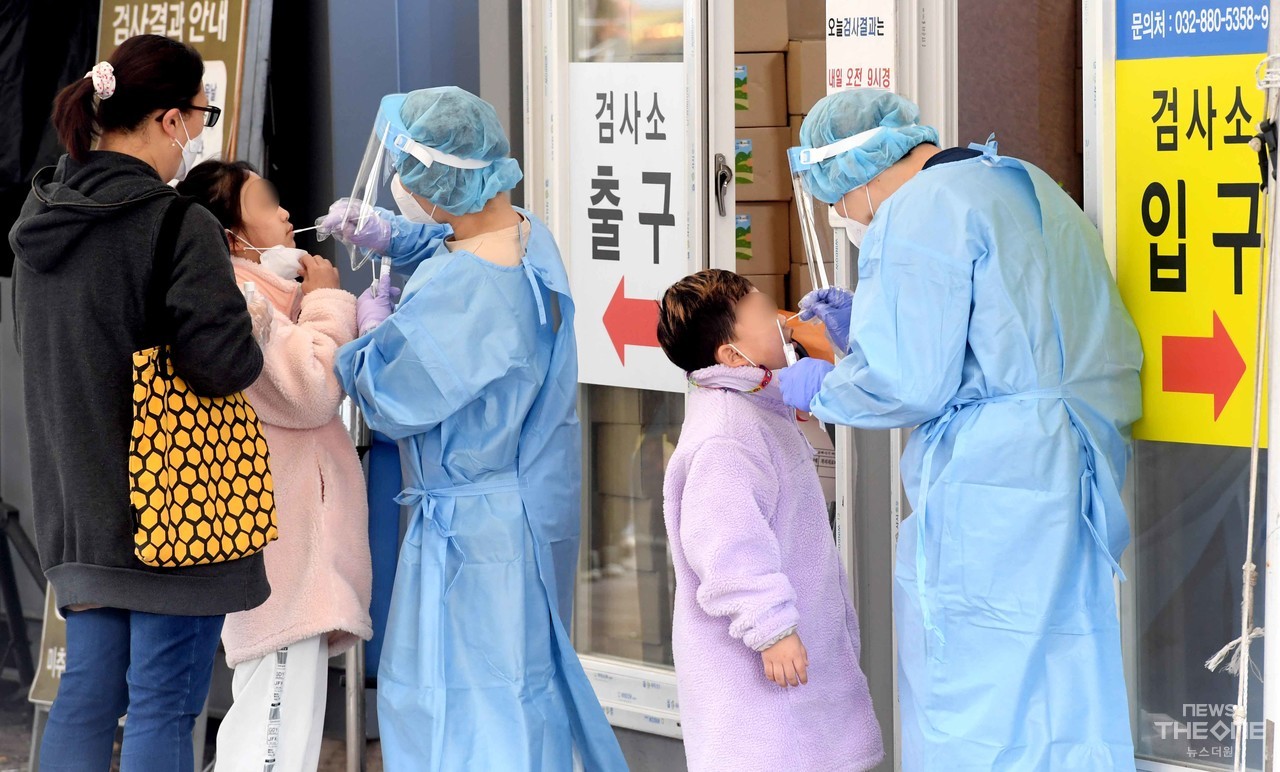 17일 오전 인천시 미추구 주안역 임시선별검사소를 찾은 어린이들이 검사를 받고 있다. ⓒ임순석 기자