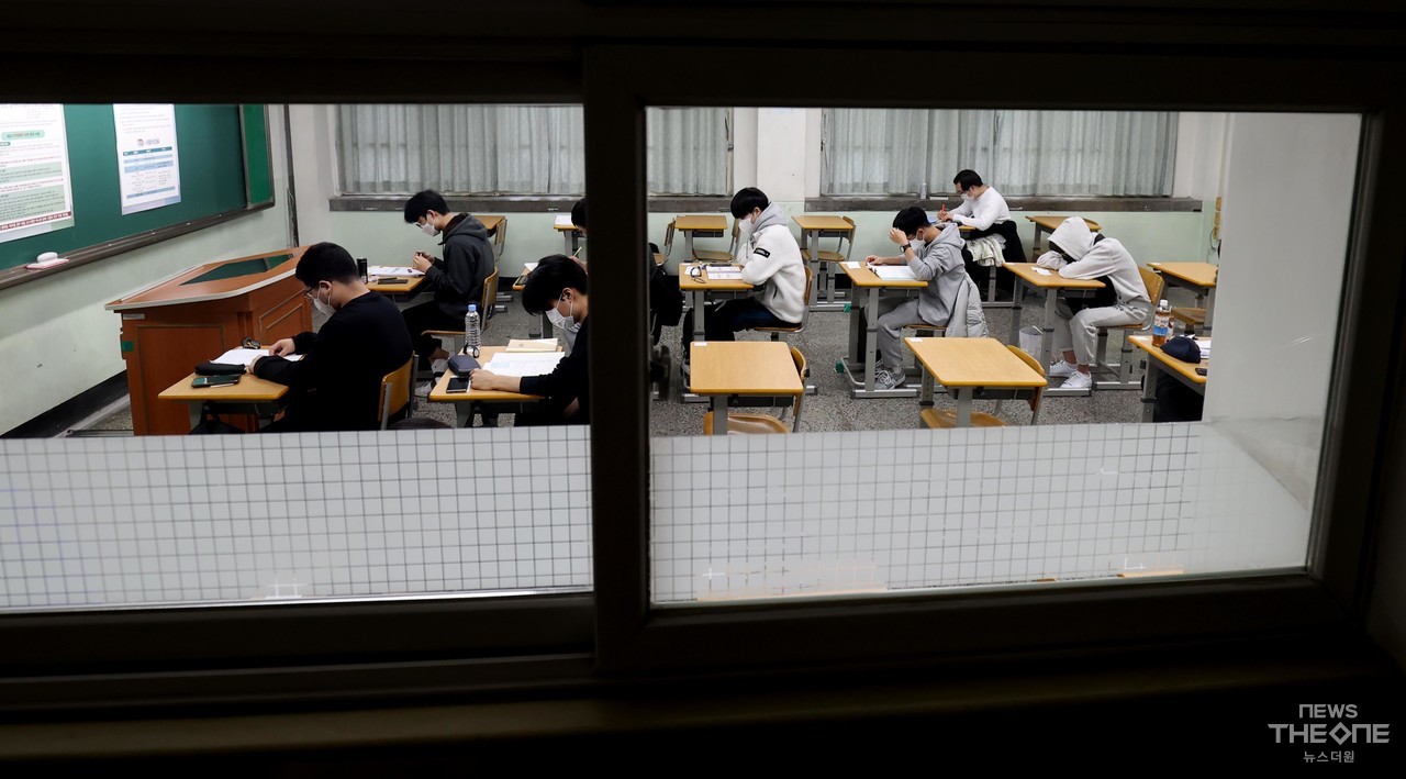 2022학년도 대학수학능력시험일인 18일 인천 부평구 부평고등학교 고사장에 들어선 수험생들이 차분히 시험준비를 하고 있다. ⓒ임순석 기자