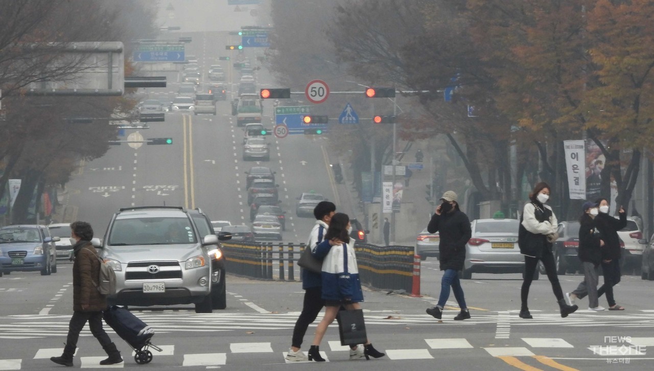 수도권에 미세먼지 비상저감조치가 내려진 21일 오전 인천 남동구 구월동에서 시민들이 걷고 있다. ⓒ임순석 기자