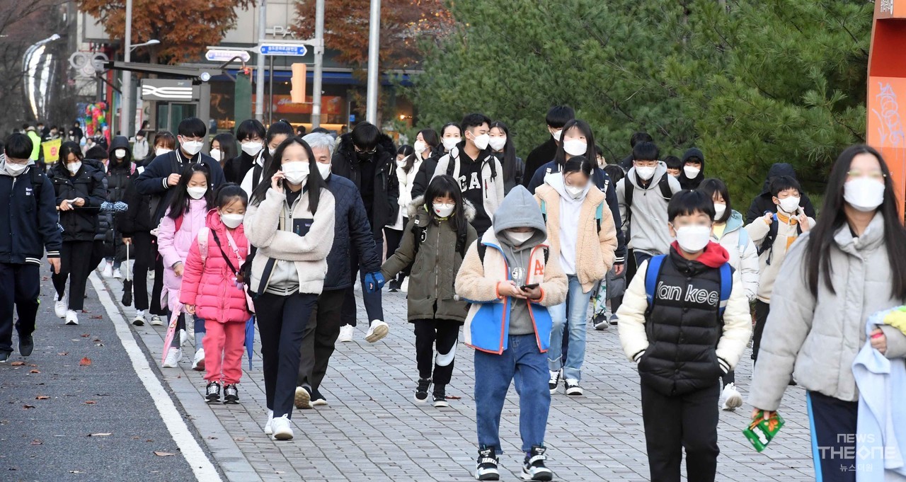 22일 오전 인천 송도 한 초등학교 앞에서 초등학생과 인근 중학교 학생들이 등교길을 가득메우고 있다. ⓒ임순석 기자