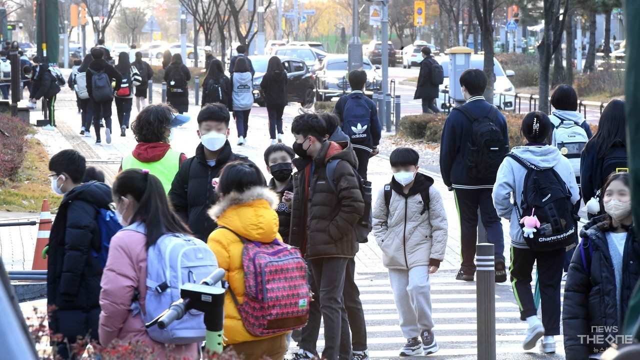 22일 오전 인천 송도 한 초등학교 앞 등교길이 학생들로 붐비고 있다. ⓒ임순석 기자