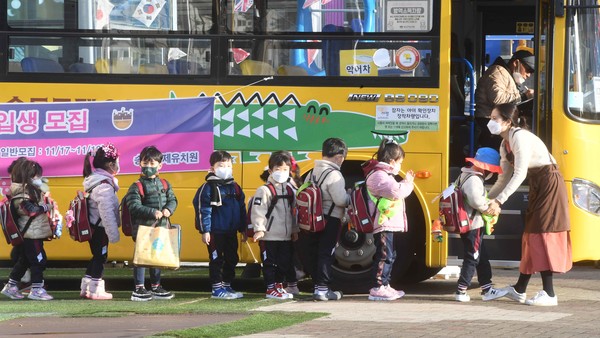 22일 오전 인천 송도 한 유치원에서 버스에서 내린 유치원생들이 등교하고 있다. ⓒ임순석 기자