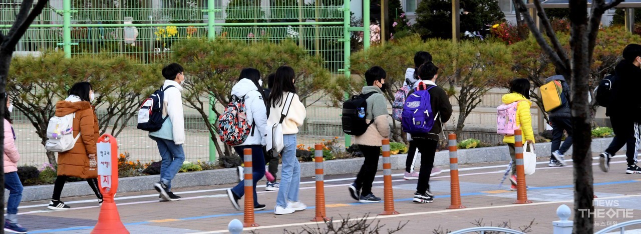 ​22일 오전 인천 송도 한 중학교 학생들이 등교하고 있다. ⓒ임순석 기자