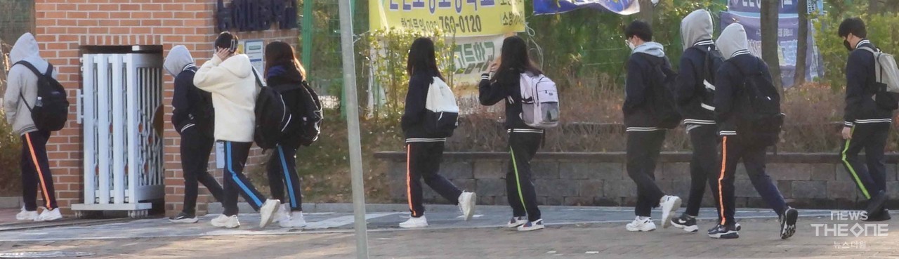 22일 오전 인천 송도 한 중학교 학생들이 등교하고 있다. ⓒ임순석 기자