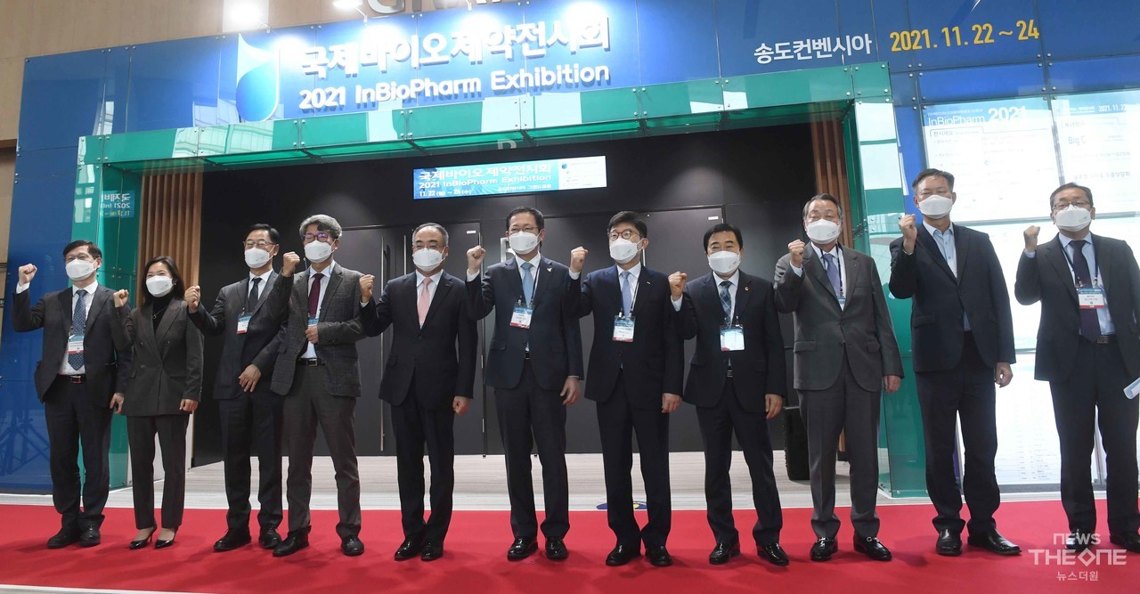 22일 오후 인천 송도컨벤시아에서 열린 국제바이오 제약전시회 개막식에 참석한 내빈들이 기념촬영을 하고 있다. ⓒ임순석 기자