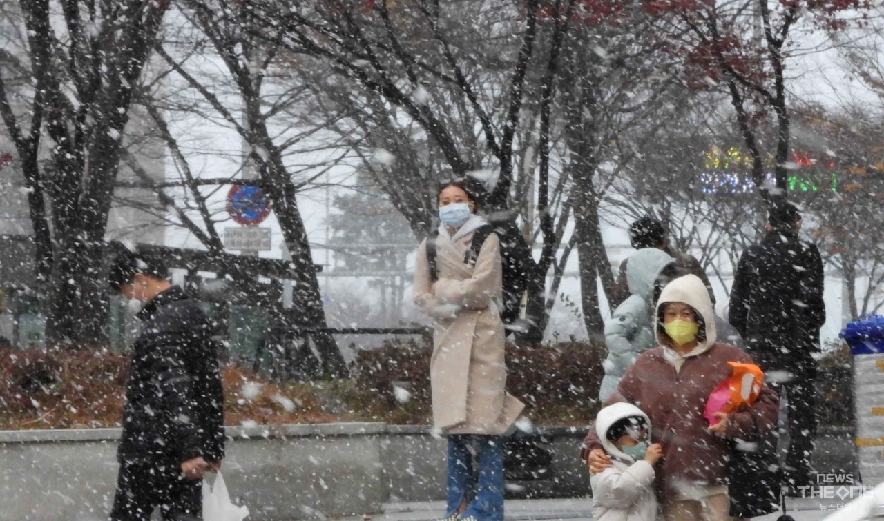 절기상 소설인 22일 오후 인천시 연수구 송도동에 찬바람과 함께 눈이 내리자 시민들이 옷깃을 여미고 있다.