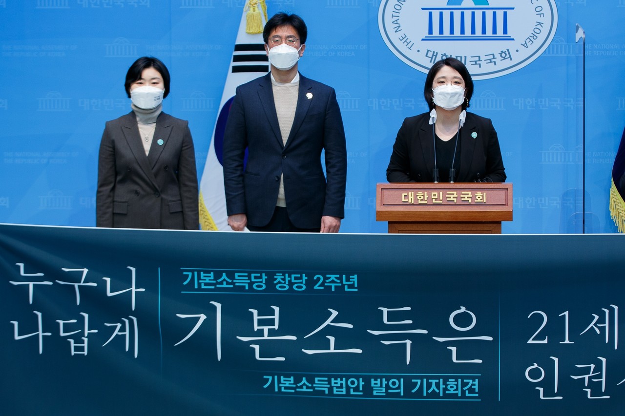기본소득당 용혜인 의원(오른쪽)이 19일 국회 소통관에서 '기본소득법 발의 추진 기자회견'을 열었다. 현장에는 오준호 대선 후보(가운데)와 신지혜 상임대표도 참석했다. (사진=기본소득당)