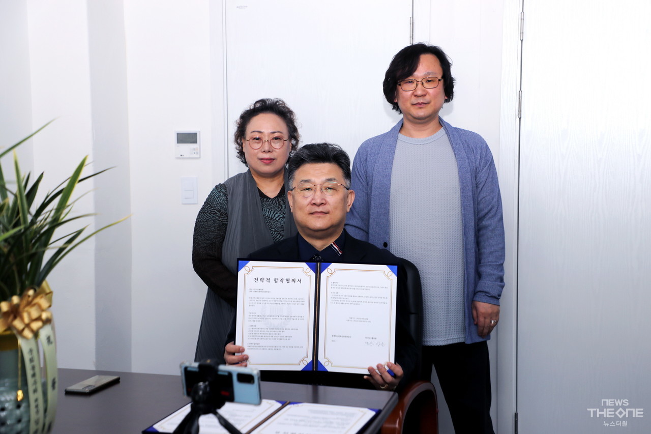 미디어그룹더원(회장 홍성훈, 가운데)과 중국의 둥웬화시문화산업유한공사가 지난 19일, 전략적 업무협약을 체결했다. (사진=최동환 기자)