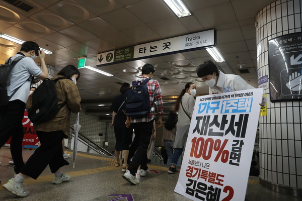김은혜 후보가 26일 지하철 7호선 광명사거리역에서 시민들에게 아침인사를 하고 있다. (사진=김은혜 후보 캠프)