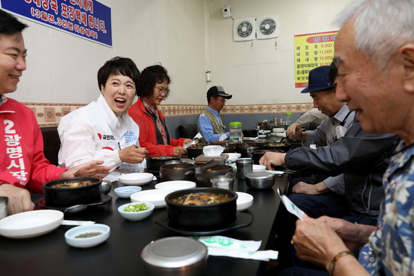 김은혜 후보가 26일 광명사거리역에서 아침 유세를 마치고 광명시 장애인협회 회원들과 해장국으로 ‘소통 식탁’ 아침 식사를 하고 있다. (사진=김은혜 캠프)