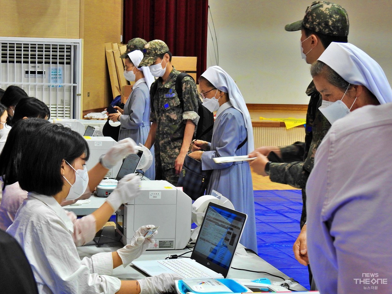 27일 오전 8시 10분쯤 청주시 청원구 오창읍사전투표소에서 투표를 하려고 투표용지를 받으려고 기다리고 있는 군인들과 수녀들 모습. (사진=김윤수 기자)
