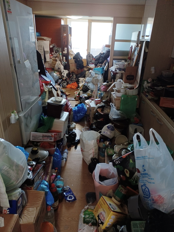 집안 가득히 쌓여있는 3톤 분량의 각종 생활쓰레기. (사진=인천서구청) 