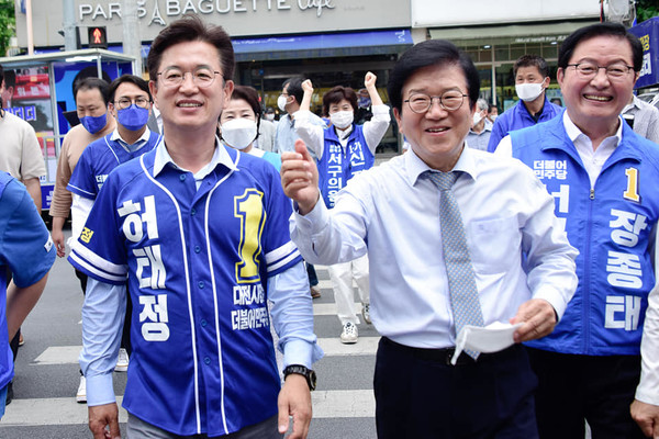 30일 박병석 전 국회의장이 허태정 대전시장 후보 등 민주당 후보들의 유세 지원을 위해 대전을 방문해 지지를 호소했다. (사진=허태정 후보 캠프)