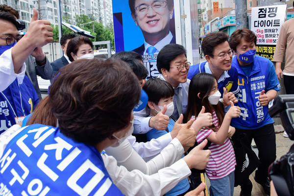박 전 의장이 유세 현장에서 시민들과 기념 사진을 찍고 있다. (사진=허태정 후보 캠프)