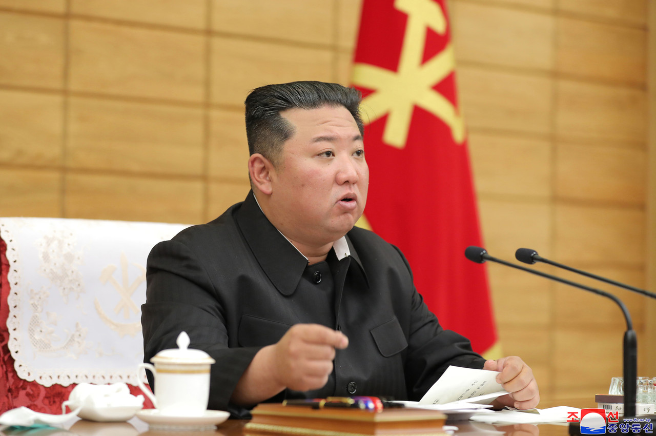 김정은 북한 국무위원장이 16일 신종 코로나바이러스 감염증(코로나19) 관련 의약품이 제때 공급되지 못하고 있다며 강력히 질책했다. (사진=연합뉴스/조선중앙통신)