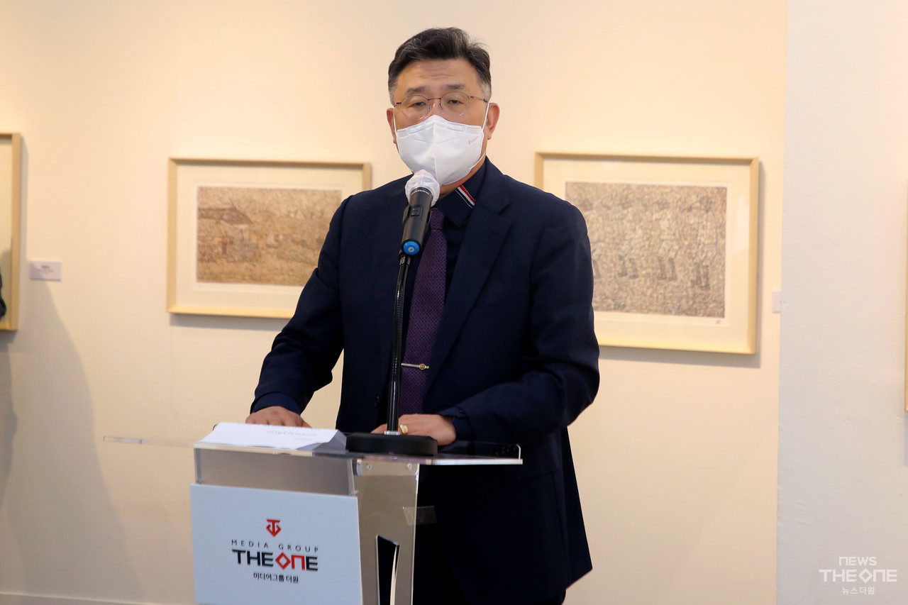 홍성훈 미디어그룹더원 회장이 박수근 판화의 재발견전 오픈 행사에서 축사하고 있다.  