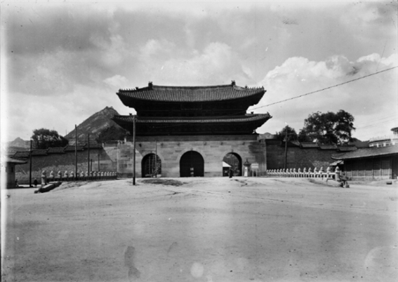 1916년 당시 광화문. 광화문 앞에 월대가 보인다. 월대는 궁궐과 같은 주요 건물 앞에 설치하는 넓은 기단 형식의 대(臺)이다.(사진=문화재청)