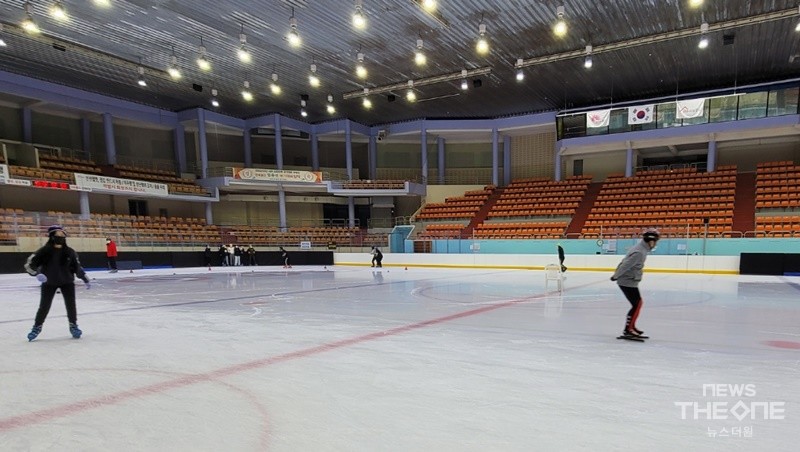 13일 전주 빙상경기장을 찾은 이용객들이 스케이트를 타고 있다. (사진=박은희 기자)