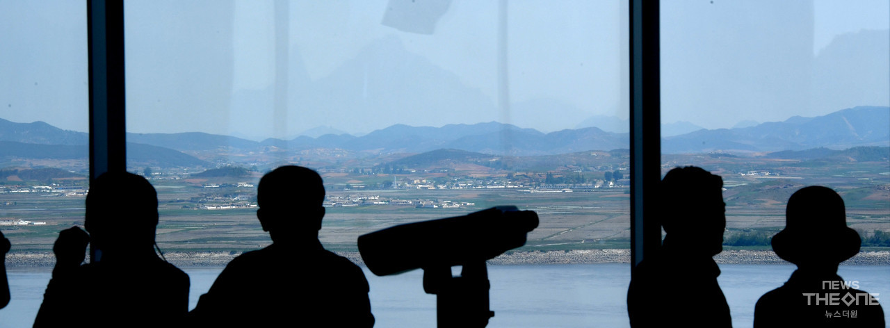 13일 오전 인천시 강화군 평화전망대에서 관광객들이 북한을 바라보고있다. (사진=임순석 기자)