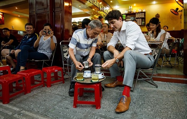 2017년 베트남을 공식 방문 중인 쥐스탱 트뤼도 캐나다 총리가 '길거리 카페'에서 차와 커피를 마시고 있다.(사진=VNA 사이트 캡처) 