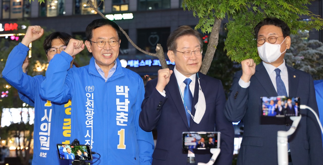 박남춘 인천시장 후보와 이재명 후보가 함께 인천 전역의 민생을 탐방하는 '춘잼로드'에 관심이 모아지고 있다. (사진=박남춘 선거캠프)