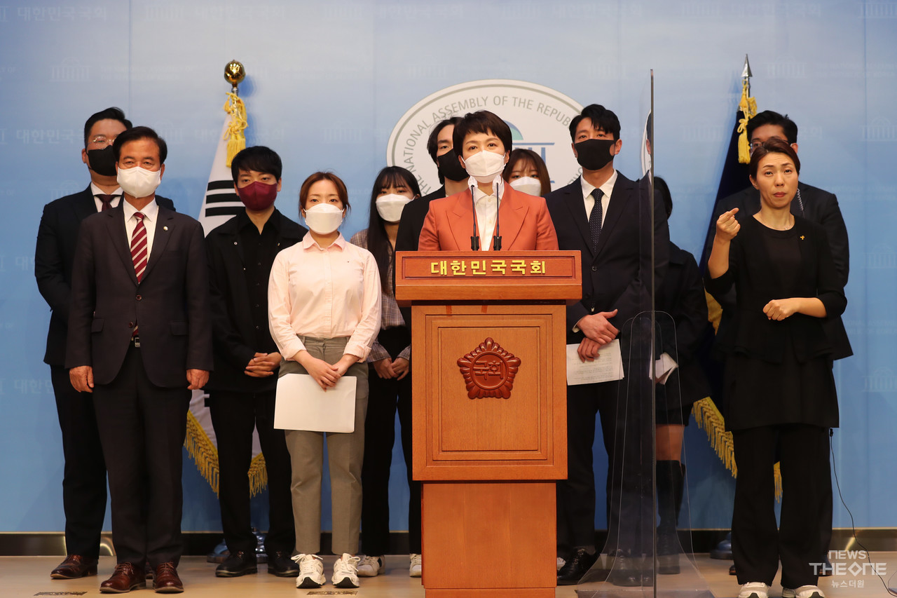 김은혜 경기지사 후보가 16일 소통관에서 청년당원들과 기자회견을 하고 있다. (사진=최동환 기자)