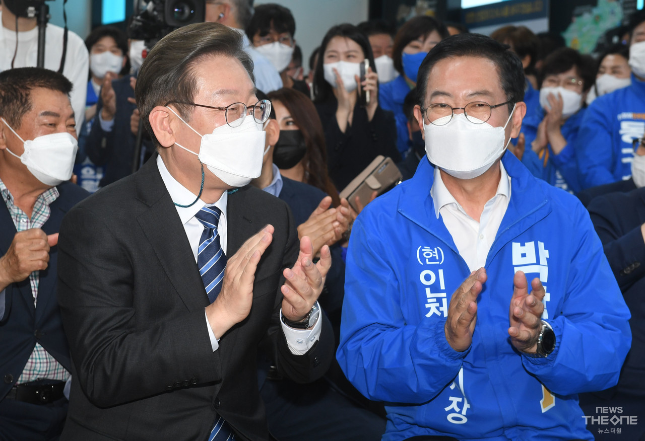 이재명과 박남춘 후보가 승리를 다짐하고 있다. (사진=임순석 기자)