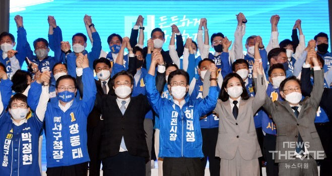 더불어민주당 윤호중·박지현 공동상임선거대책위원장이 17일 대전지역 후보자들과 함께 ‘필승’을 다짐하고 있다. (사진=이장호 기자)