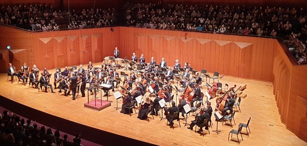 브람스 바이올린 협주곡을 연주한 바이올리니스트 길 샤함, 지휘자 장한나와 빈 심포니 악단. (사진=김희정)