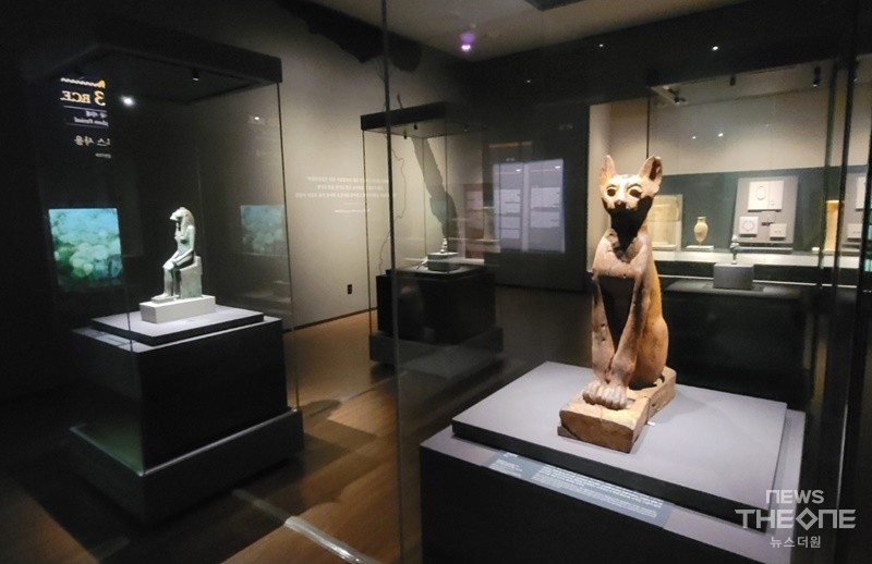 전주국립박물관에서 열리고 있는 이집트 특별전. 전시관 내부에 들어서면 고양이 조각상이 눈에 들어온다. (사진=박은희 기자)