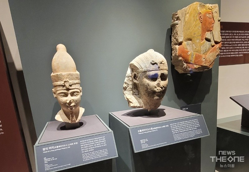 프롤레마이오스 왕의 머리와 람세스 2세 새김돌, (사진=박은희 기자)
