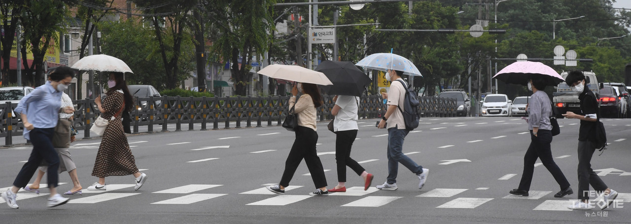 15일 오전 인천시 연수구 송도역 인근에서 출근 길 시민들이 우산을 쓰고 길을 걷고 있다. (사진=임순석 기자)