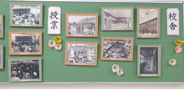 복도 끝에 전시되어져 있는 오래된 금강학교의 기록 사진들. (사진=김희정)