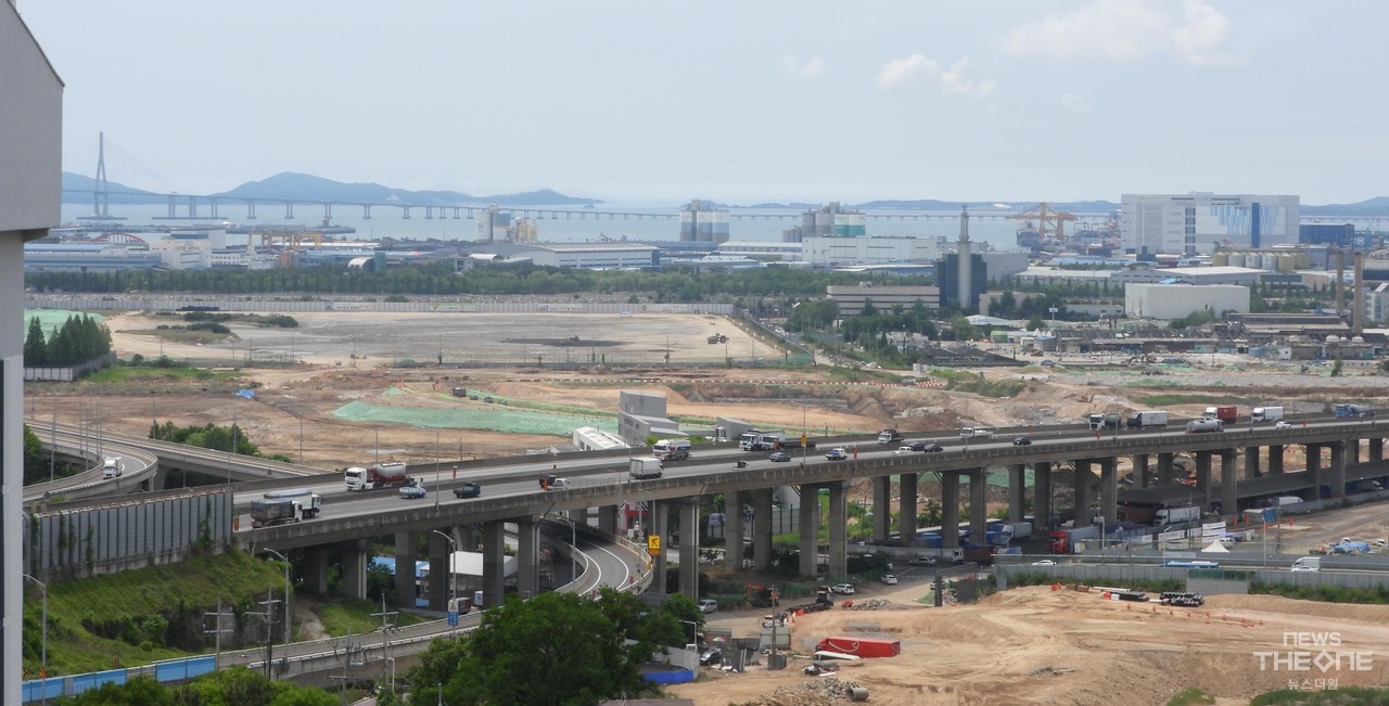 멈춰 선 인천 용현학익 1블록 개발사업 전경. 개발부지 한 가운데로 제2경인고속도로가 관통하고 있다. (사진=임순석 기자)