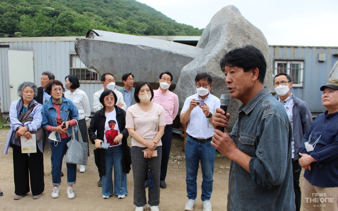 조각가 김창곤씨가 지난 18일 '2022 아마니 페스타' 참석자들에게 조각작품에 대해 설명하고 있다. (사진=박평담 시민기자)