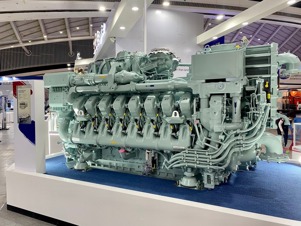 STX엔진이 오는 24일까지 열리는 2022 국제해양안전대전(KOE)에서 선보이고 있는 해양경찰의 최신 200t 경비정에 탑재되는 실물 디젤 엔진. (사진=STX엔진)