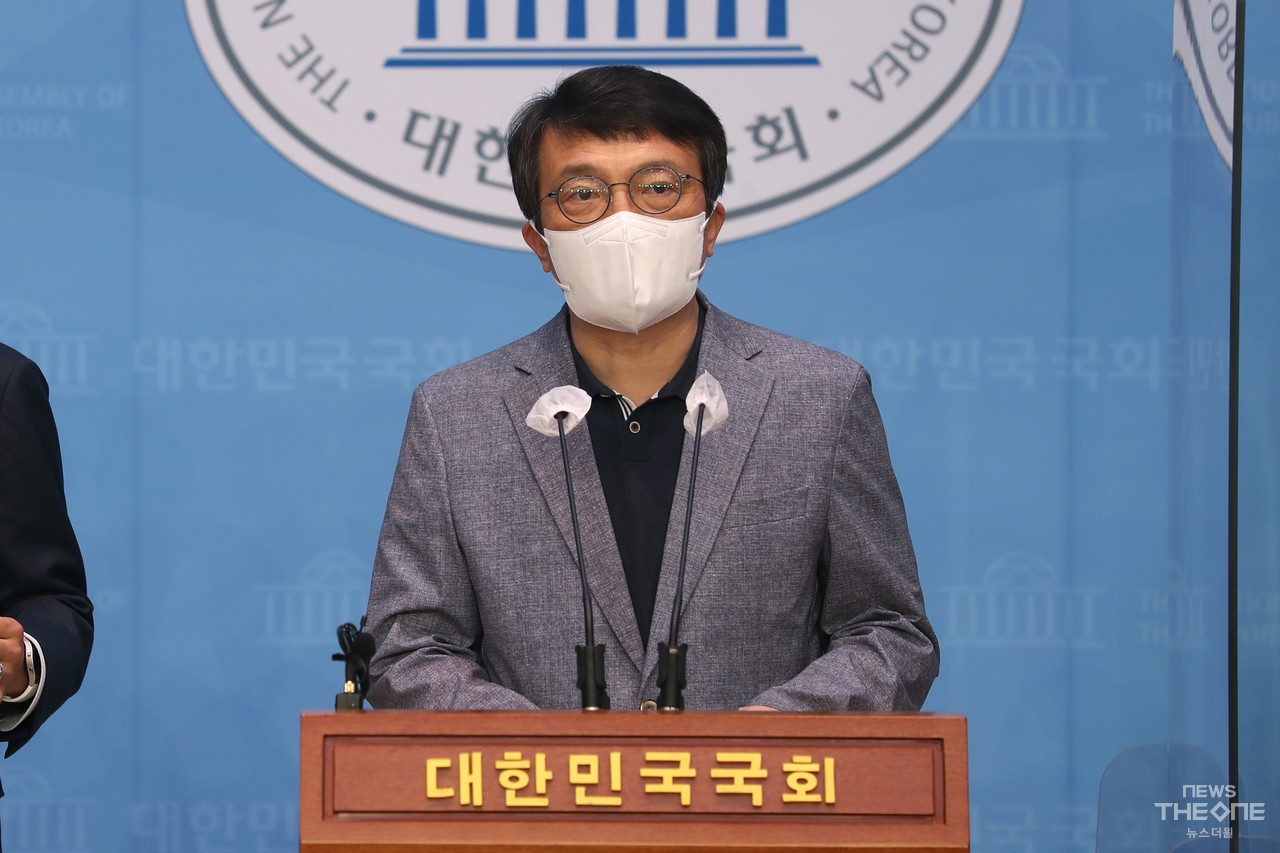 김의겸 의원이 지난 5월 11일 국회 소통관 기자회견에서 발언하는 모습. (사진=최동환 기자)