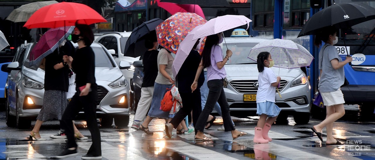 서울·인천·경기 지역에 호우주의보가 내려진 23일 오후 인천시 미추홀구 관교동에서 시민들이 우산을 쓴 채 걸어가고 있다. (사진=임순석 기자)