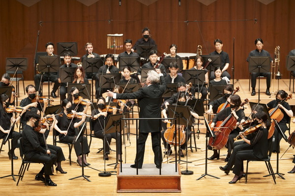 마시모 자네티가 지휘한 경기필하모닉오케스트라의 공연 모습 (사진=경기아트센터)