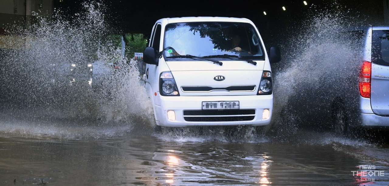 새벽부터 폭우가 쏟아진 30일 오전 인천시 남동구 만수동 만수고등학교 인근 물에 잠긴 도로를 차량이 물을 튀기며 통행하고 있다. (사진=임순석 기자)