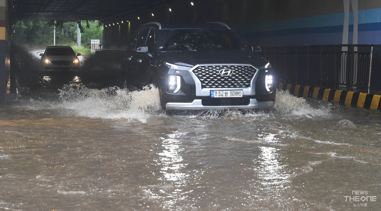 새벽부터 폭우가 쏟아진 30일 오전 인천시 남동구 만수동 만수고등학교 인근 물에 잠긴 도로를 차량들 통행하고 있다. (사진=임순석 기자)